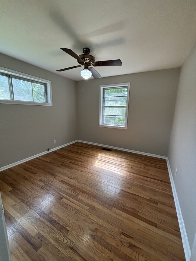 Building Photo - 3049 Highland Dr