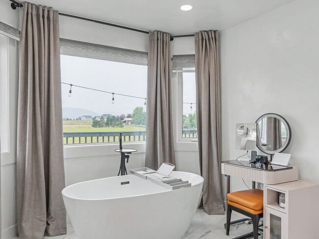 Building Photo - Spacious Furnished Home with Mountain Views and Room to Enjoy