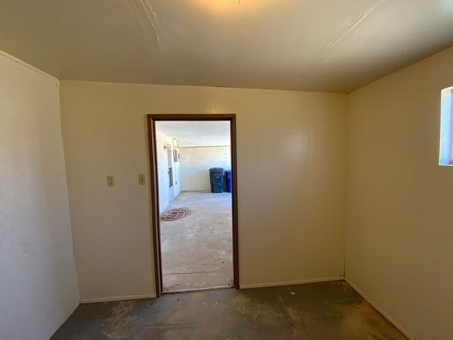 Building Photo - 2 Bedroom Single Story Home Available Near...