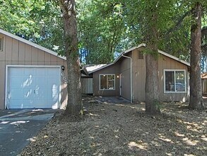 Building Photo - 3 Bedroom Duplex ~ Close to 9th Street ~ Pet Friendly