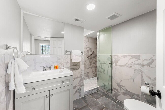 Building Photo - 441 Georgia 279-SI ID1019263P