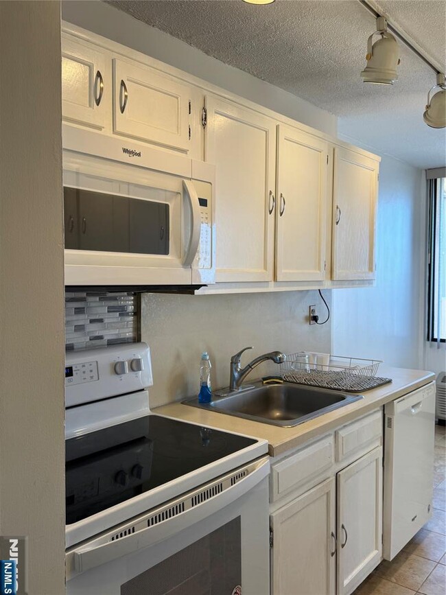 Building Photo - 200 Winston Dr