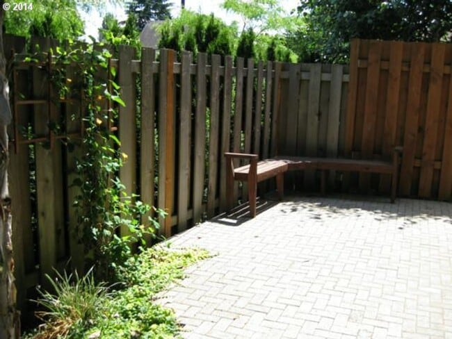 Building Photo - Charming 3 Bedroom 2.5 Bath Townhouse in the St. Johns Area! Garage and Washer & Dryer Provided