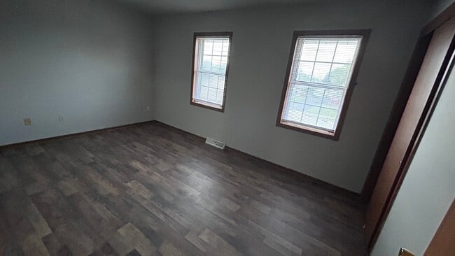 Building Photo - 425 E Monroe Ave