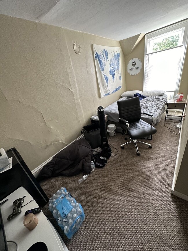 Building Photo - 4 Bed 1 Bath near UWEC, Water Street, and Sonnentag!