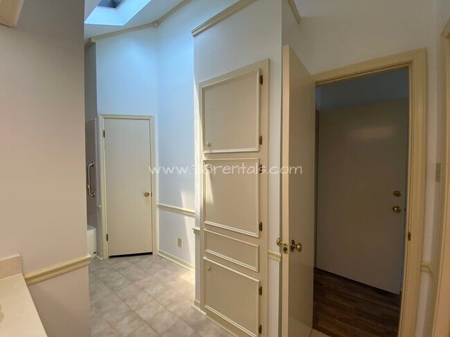 Building Photo - Home in Shady Grove available!