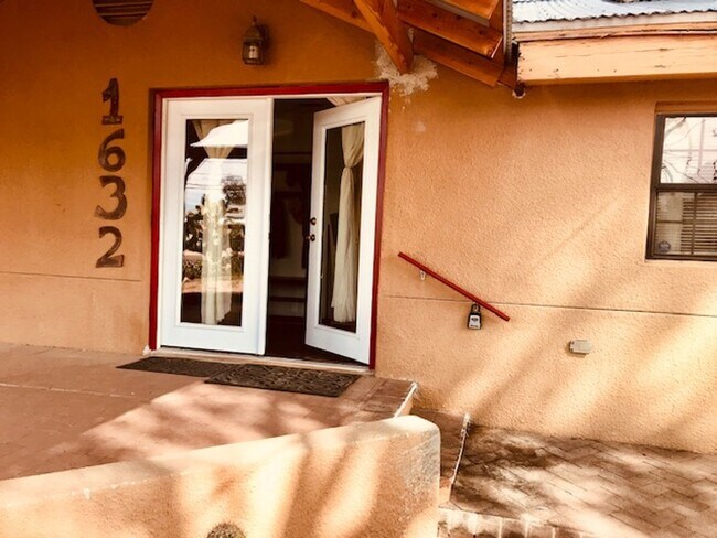 Building Photo - Central Location - 2 beds 1 bath