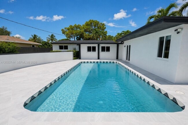 Building Photo - 2573 Conroy Dr