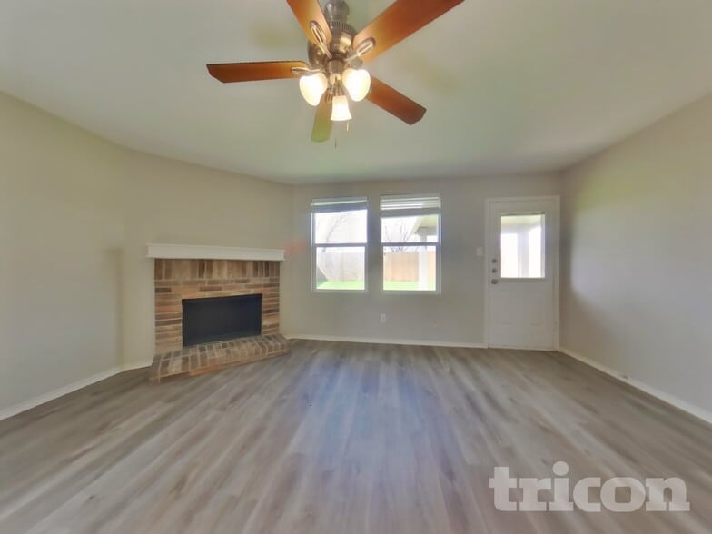 Building Photo - 16661 Woodside Dr