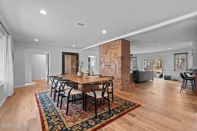 Building Photo - 85 Pine Lake Dr