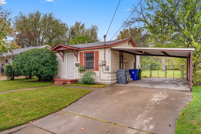 Building Photo - 820 Pecan Ave