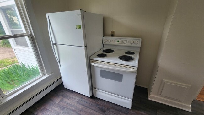 Building Photo - 2 Bedroom, 1 Bathroom with Laundry & Off Street Parking - Available August 1st!