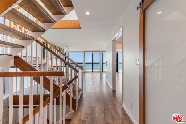 Building Photo - 2308 The Strand