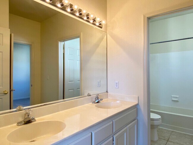 Building Photo - Fresh Interior Paint, Carpeting - Dogs und...
