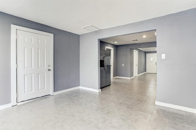 Building Photo - 9005 Cheer St