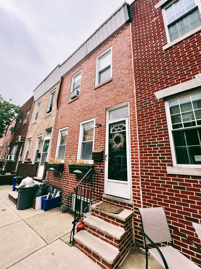 Building Photo - Gorgeous 2-Bed Townhome in Pennsport! Available on NOW!