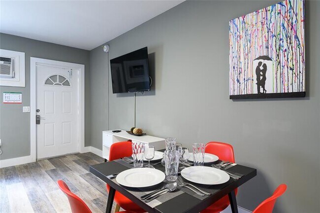 Building Photo - 1020 N Victoria Park Rd