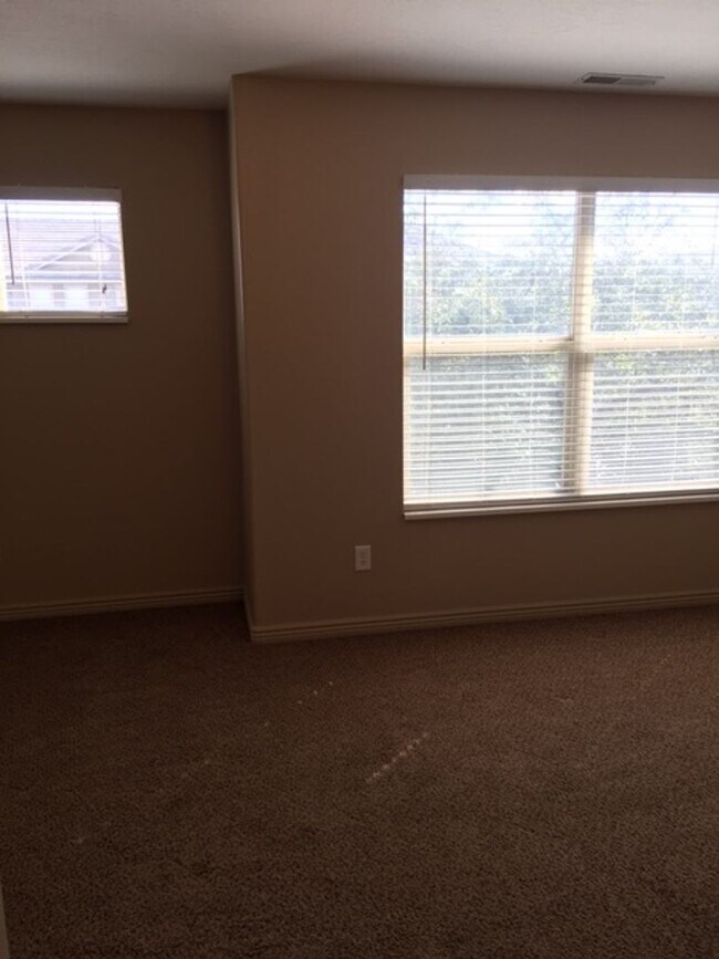 Building Photo - Desired Hidden Valley Town Home