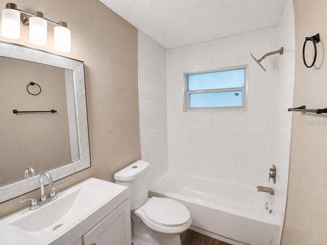 Building Photo - 326 Colonade Ct