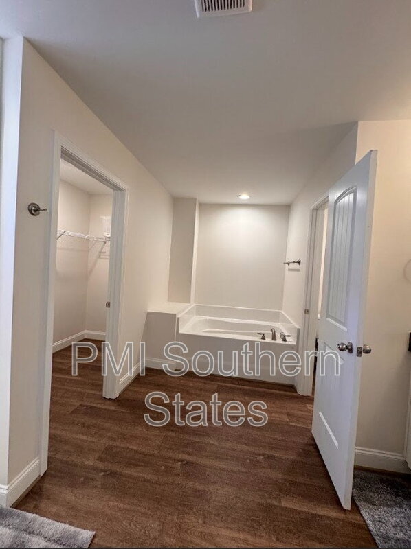 Building Photo - 401 Albus Dr