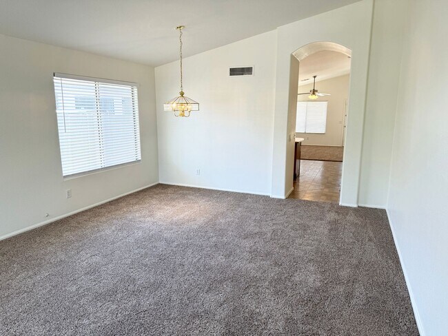 Building Photo - Fantastic 4 Bedroom/2 Bath Single Level Ho...