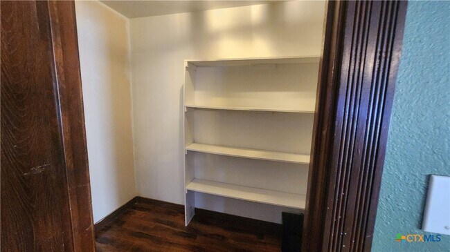 Building Photo - 716 Center Cir