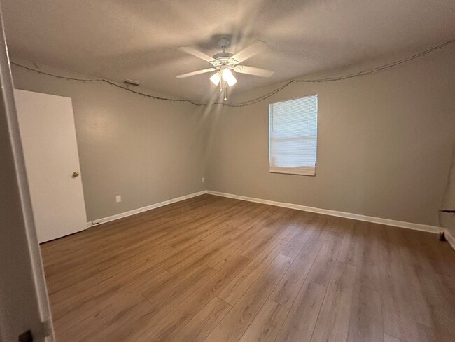 Building Photo - Beautiful 2/1 NW Gainesville with large yard
