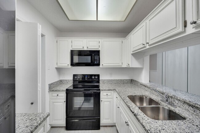 Building Photo - 3607L W Northgate Dr