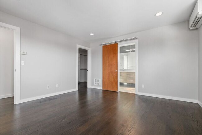 Building Photo - Stunning Modern Air-Conditioned in Coveted...