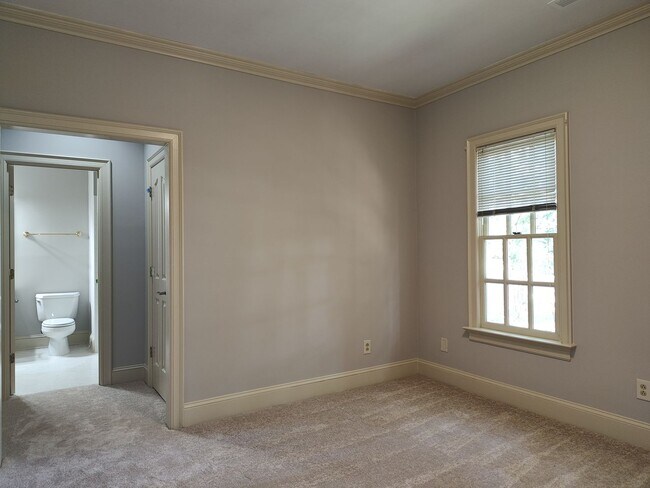 Building Photo - Stunning home located in the Popular Piper Glenn Community!