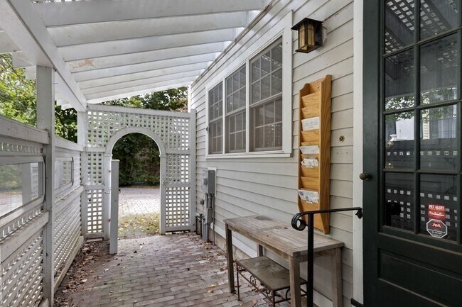 Building Photo - 8 Coolidge Hill Rd