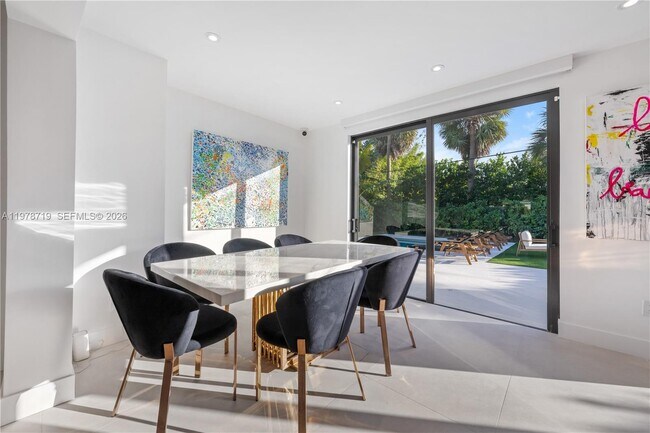 Building Photo - 900 W 47th Ct