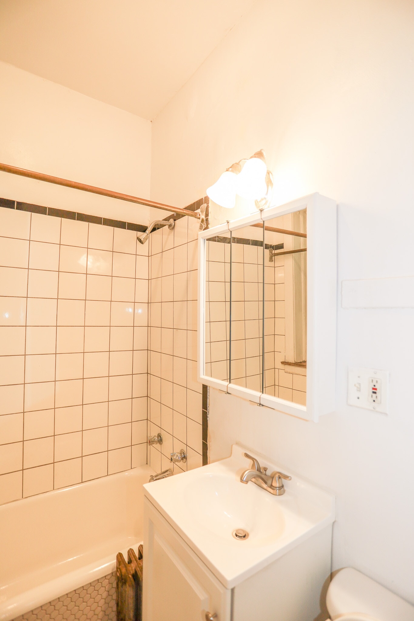 Building Photo - 7714 N Sheridan Rd