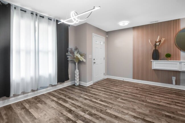 Building Photo - Pet Friendly Three Bedroom!