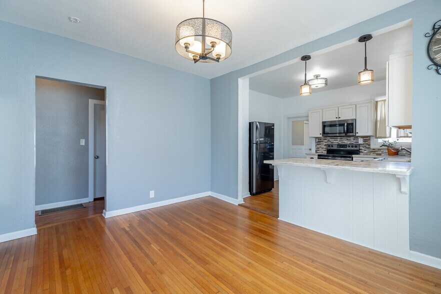 Building Photo - 2107 Oak St