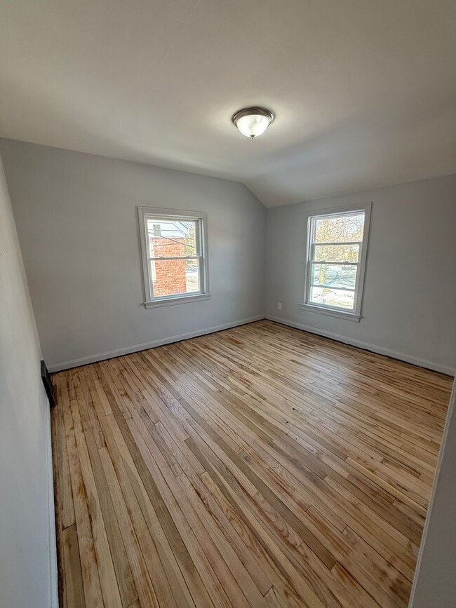 Building Photo - 3bd Single Section 8