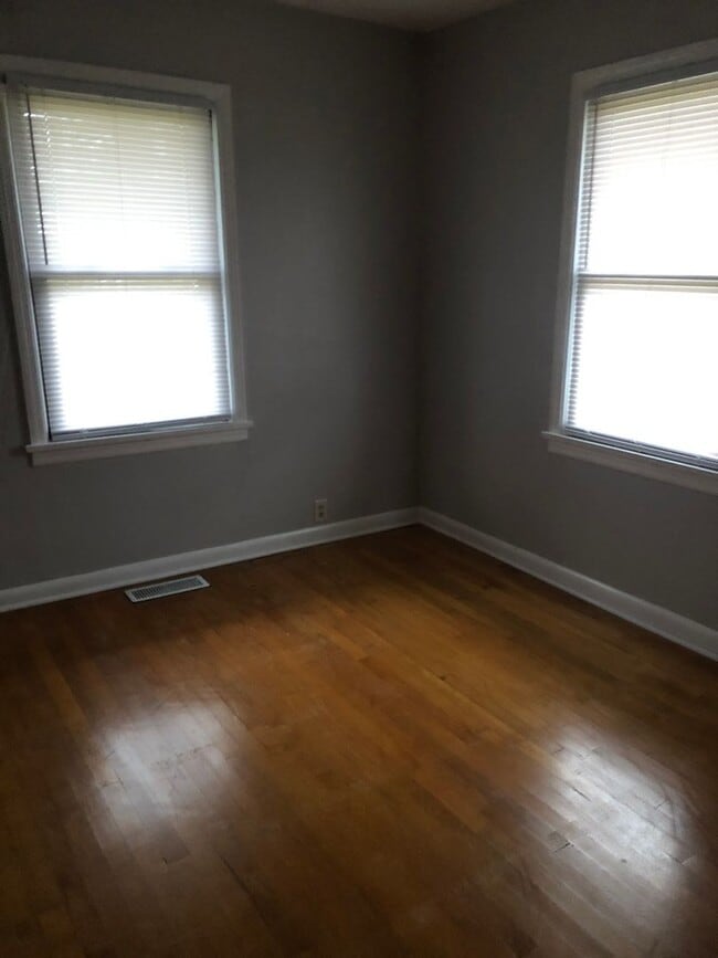 Building Photo - 3 Bedroom/1 Bath - Near Hoosier Park Racing and Casino