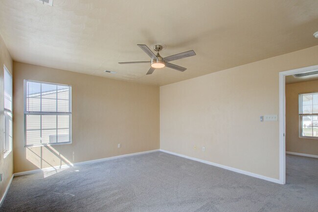 Building Photo - 3 Bed, 2.5 Bath Home Conveniently Located ...