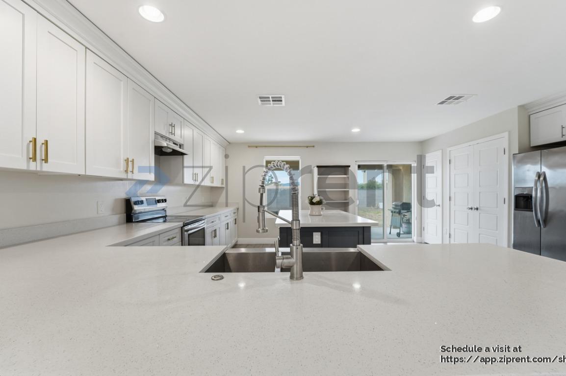 Building Photo - 1121 E Apache St