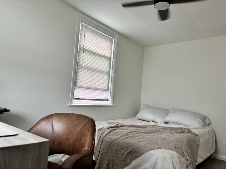 Building Photo - 946 Kenwood Rd