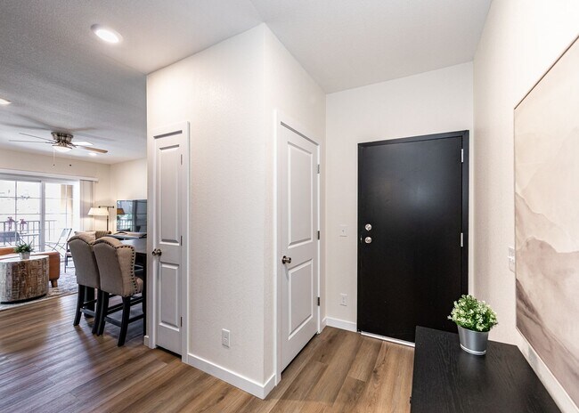 Building Photo - Westside 1 bed, 1 bath Luxury Apartment near Garden of the Gods