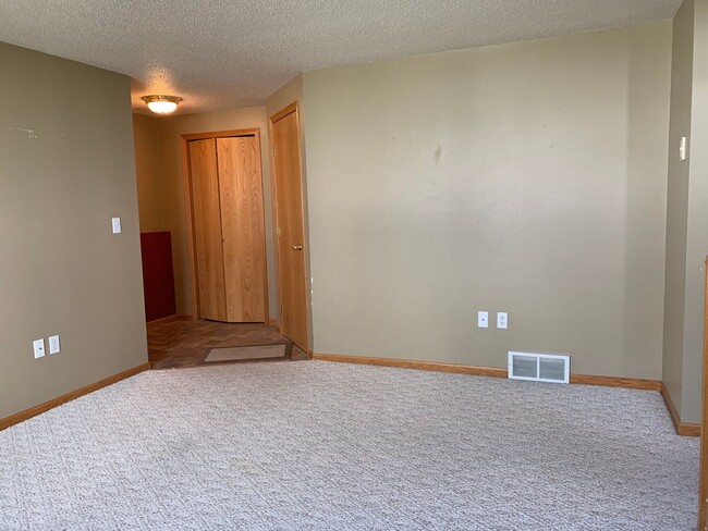 Building Photo - 3 Bedroom Twinhome in South Fargo!!