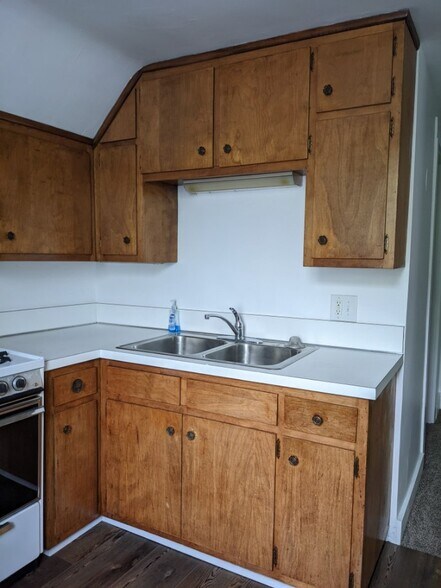 Kitchen cabinets and counter space - 525 30th St