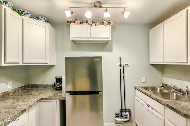 Building Photo - 619 E Nevada Ave