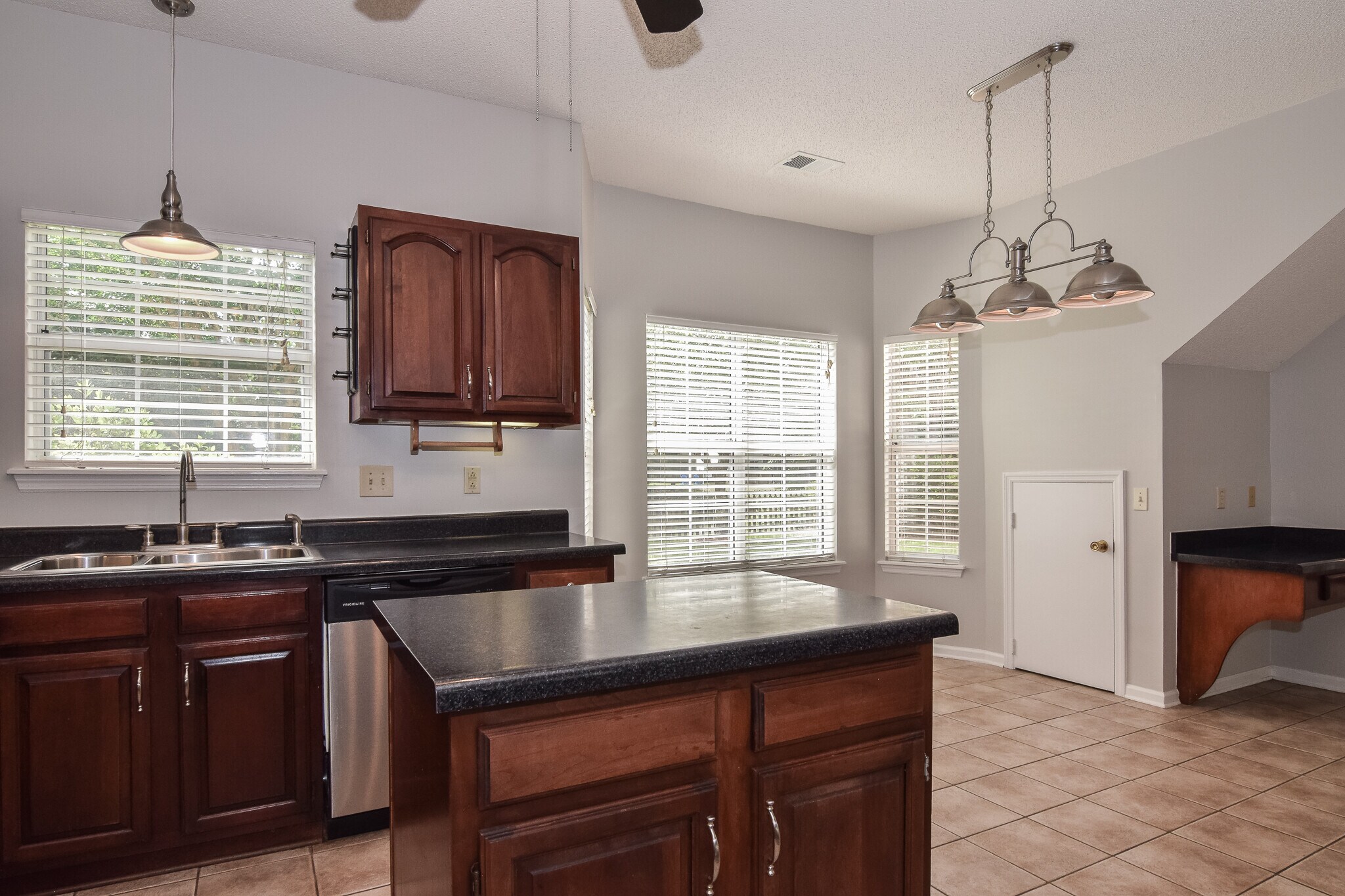 Building Photo - 1827 Falling Creek Cir