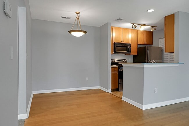 Building Photo - Renovated Condo located in heart of Mt Pleasant, near Ravenel Bridge and Waterfront Park