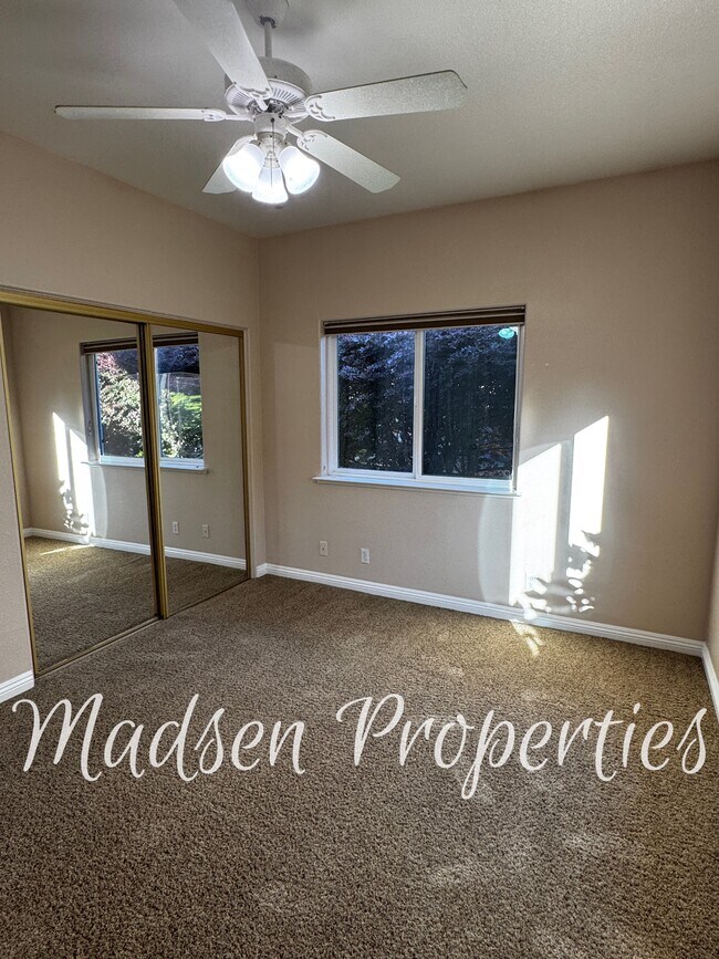 Building Photo - 121 Hart Ln