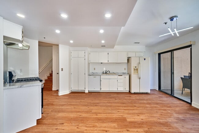 Building Photo - 414 Village Square N