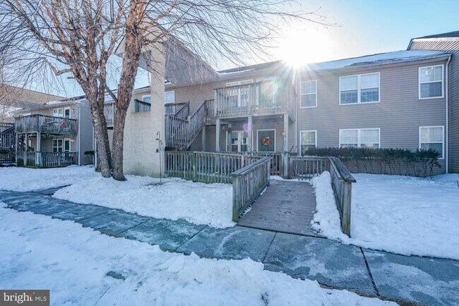 Building Photo - 558 London Ct