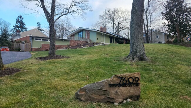 Building Photo - Beautiful Ft Hunt Area Home